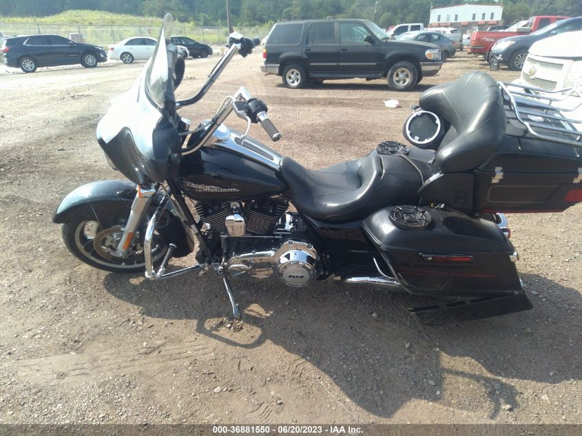 2011 HARLEY-DAVIDSON FLHX - 1HD1KBM17BB650298
