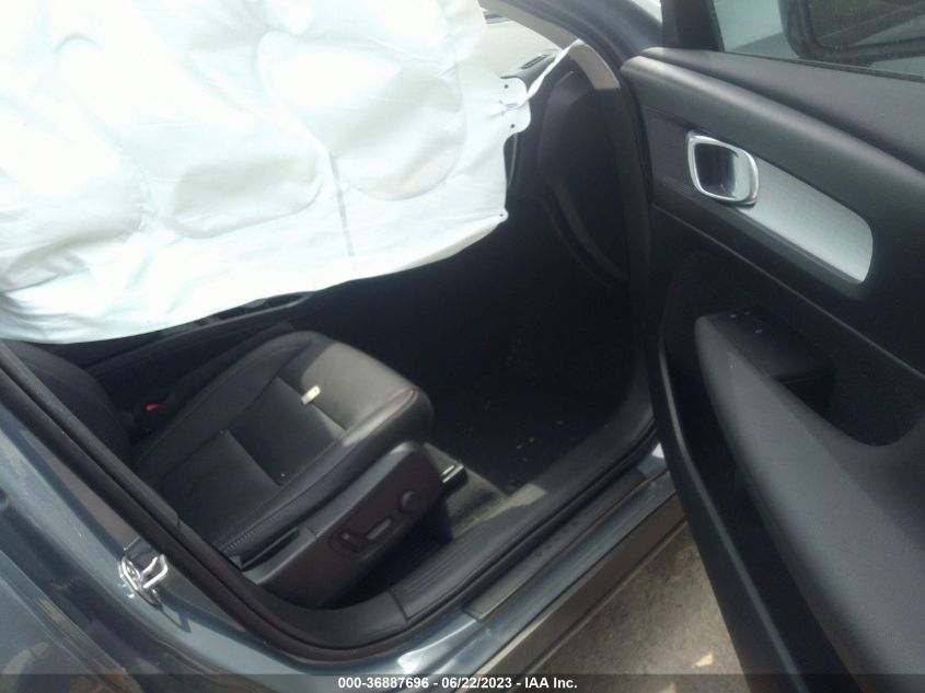 2020 VOLVO XC40 MOMENTUM YV4162UK3L2273210