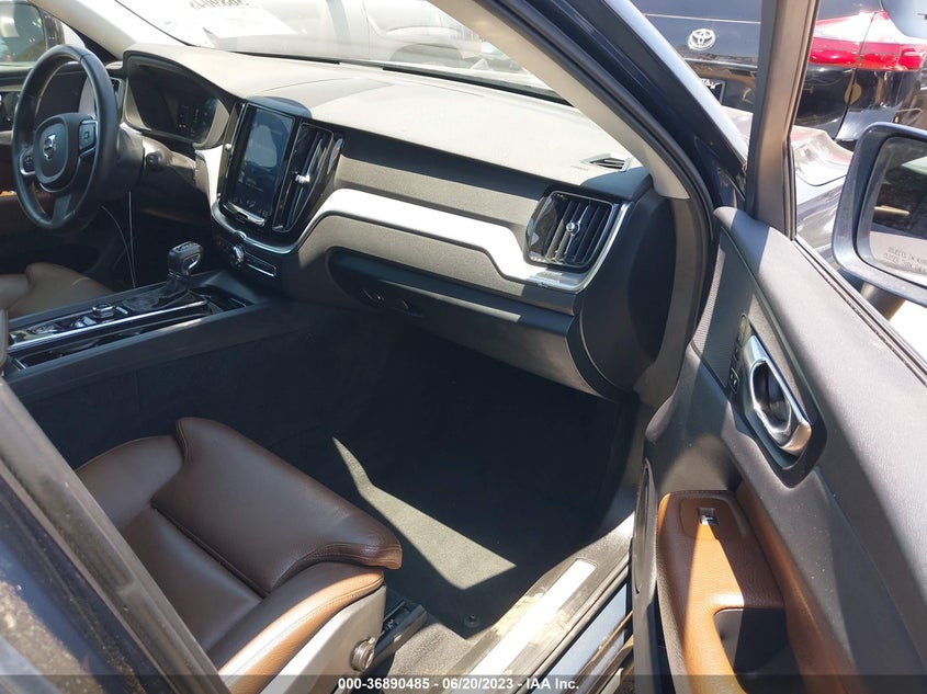 VIN LYV102RK7KB377869 2019 VOLVO XC60 MOMENTUM