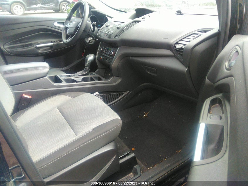 VIN 1FMCU9GDXJUC43237 2018 FORD ESCAPE SE