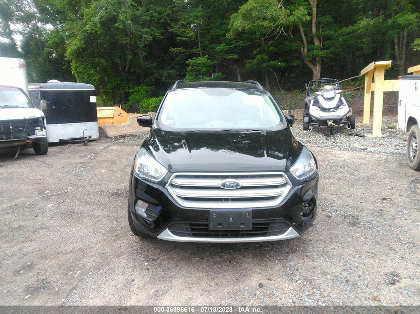 VIN 1FMCU9GDXJUC43237 2018 FORD ESCAPE SE