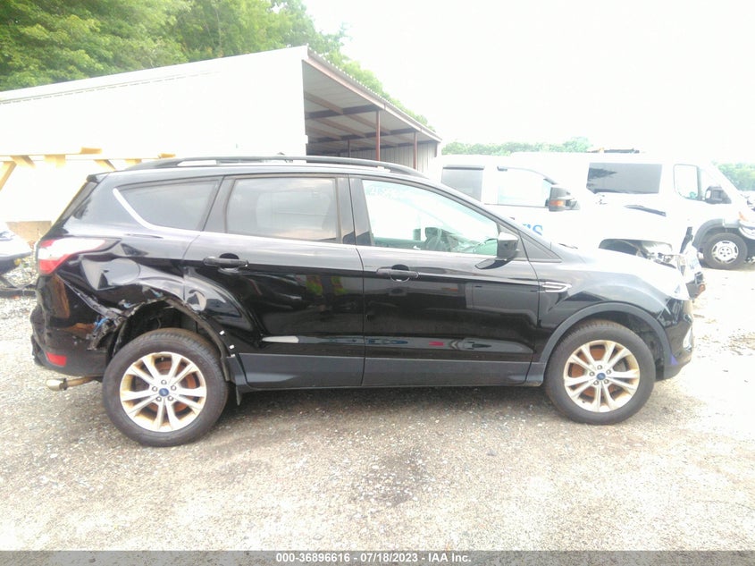 VIN 1FMCU9GDXJUC43237 2018 FORD ESCAPE SE