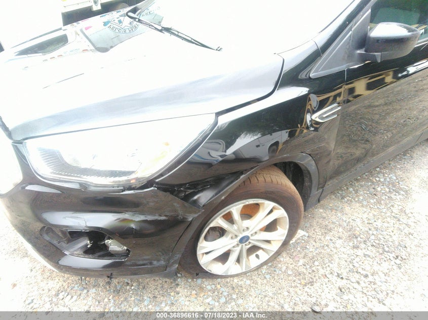 VIN 1FMCU9GDXJUC43237 2018 FORD ESCAPE SE