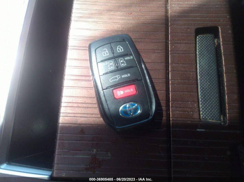 2022 TOYOTA SIENNA XLE - 5TDJRKEC0NS102847
