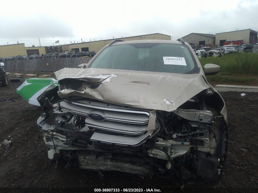 VIN 1FMCU0GD8JUC31891 2018 FORD ESCAPE SE
