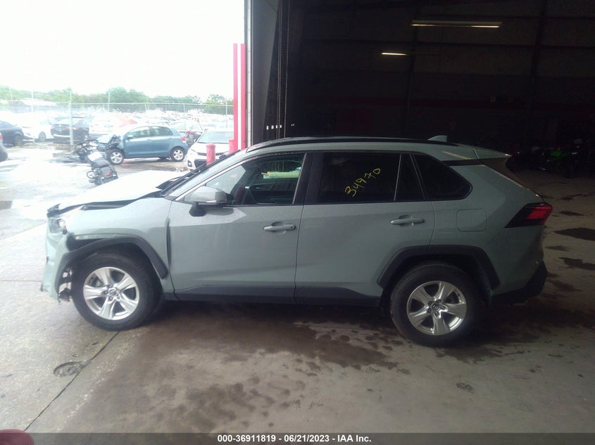 VIN 2T3W1RFV1MW117389 2021 TOYOTA RAV4 XLE