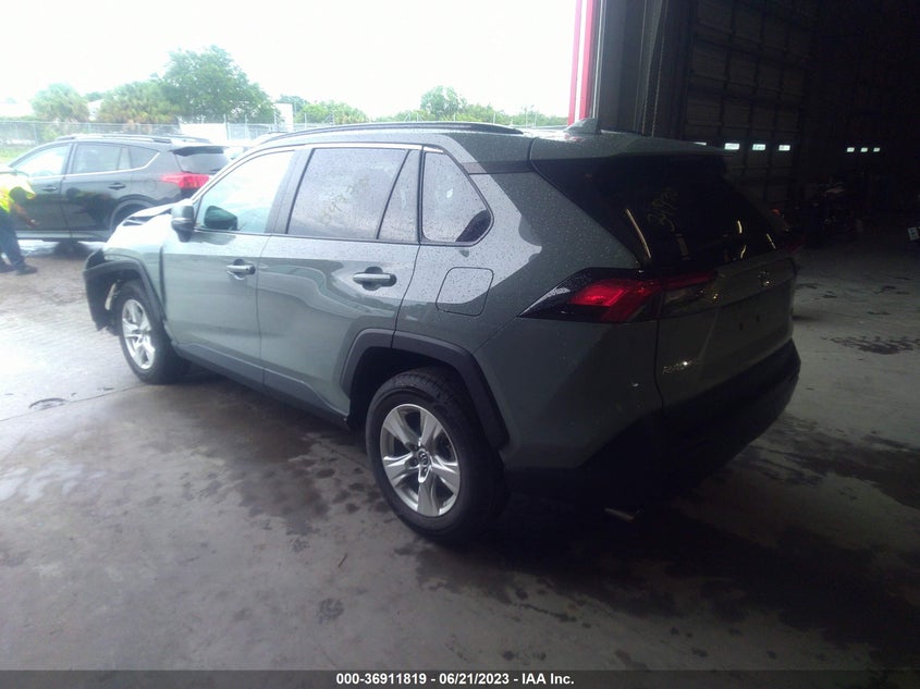 VIN 2T3W1RFV1MW117389 2021 TOYOTA RAV4 XLE