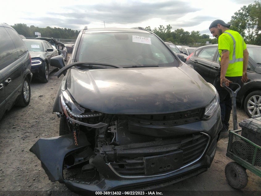 VIN KL7CJLSB0JB679023 2018 CHEVROLET TRAX LT