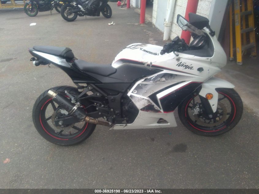 2011 KAWASAKI EX250 J - JKAEXMJ1XBDA84174