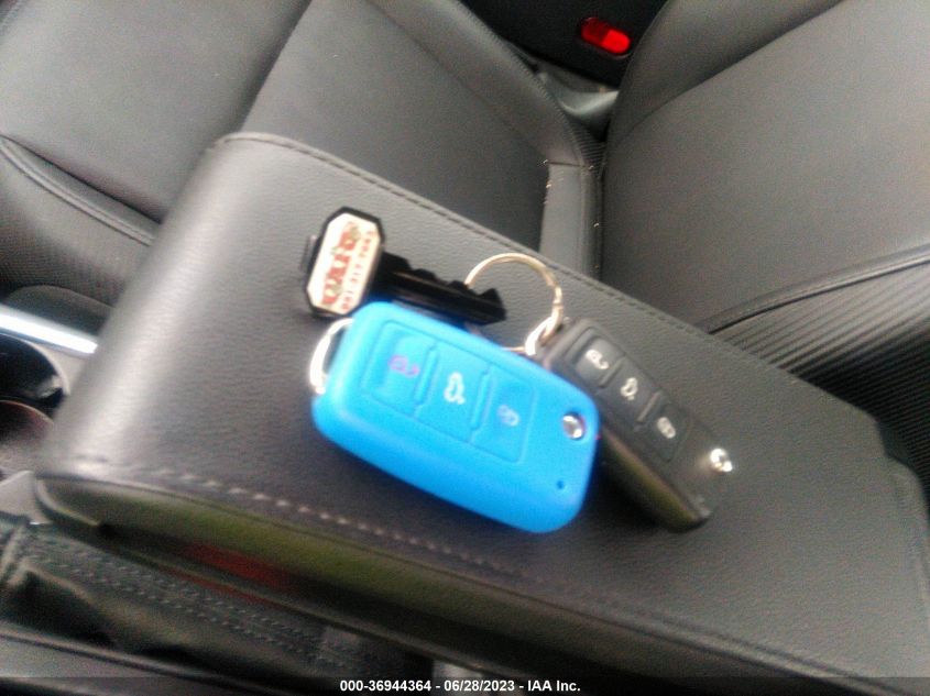 2018 VOLKSWAGEN BEETLE SE - 3VWJD7AT3JM713965