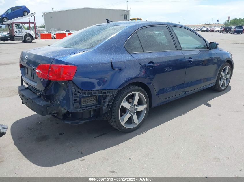 2014 VOLKSWAGEN JETTA SEDAN SE - 3VWD17AJ4EM312001