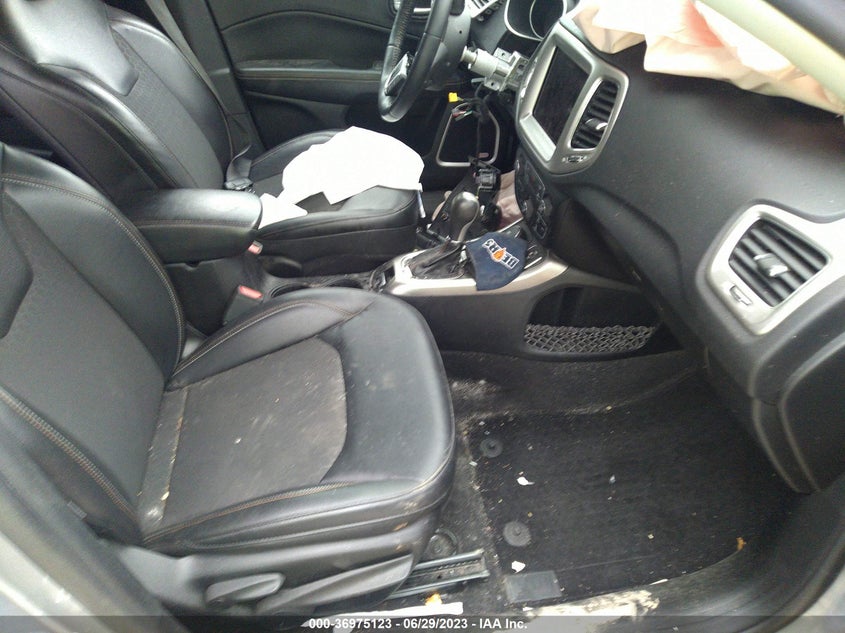 VIN 3C4NJDBB7JT101369 2018 JEEP COMPASS LATITUDE