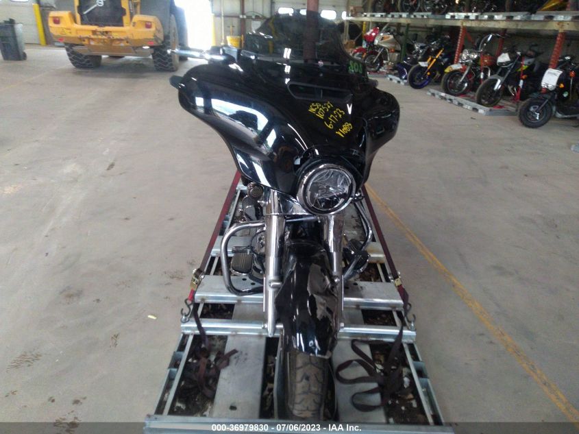 2019 HARLEY-DAVIDSON FLHX - 1HD1KBC16KB681088
