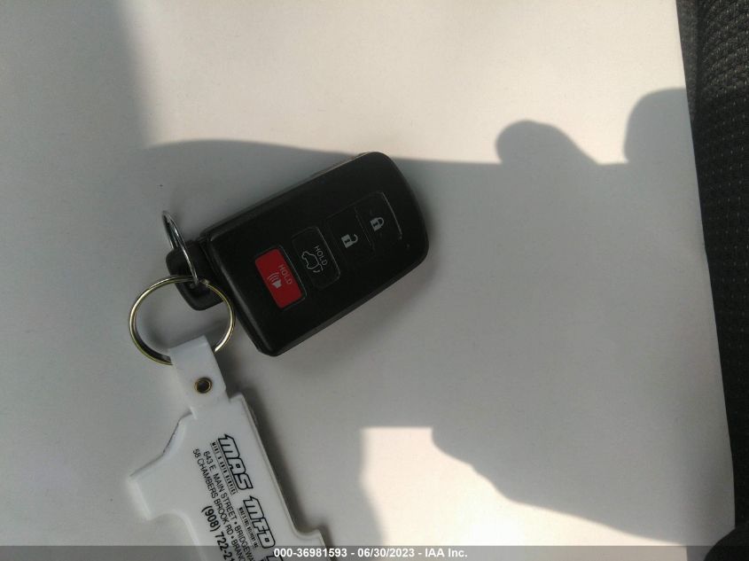 2016 TOYOTA RAV4 HYBRID XLE - JTMRJREV6GD033570