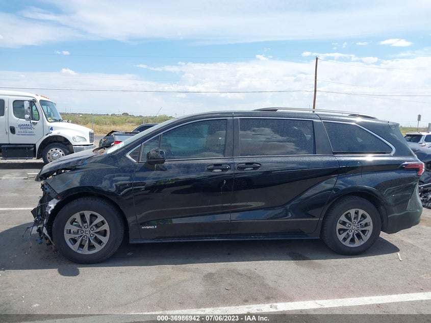 VIN 5TDKRKEC5MS037545 2021 TOYOTA SIENNA LE