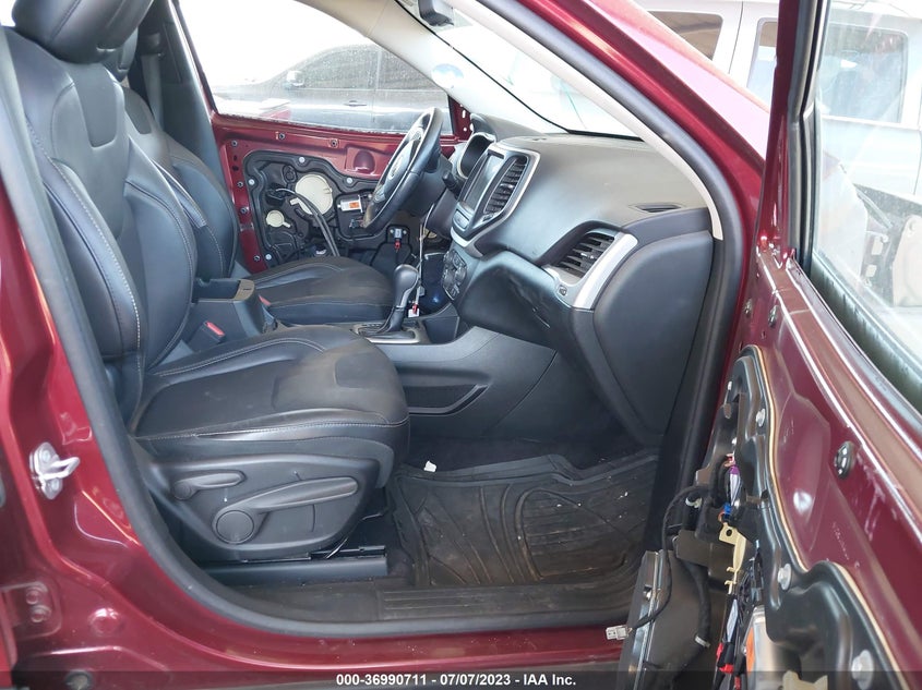 VIN 1C4PJLLB8JD611592 2018 JEEP CHEROKEE LATITUDE PLUS