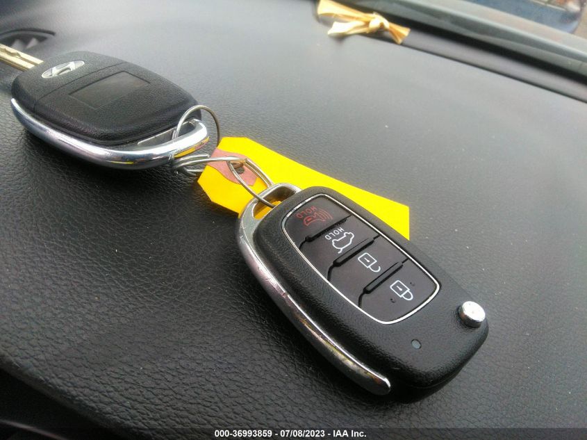 2019 HYUNDAI TUCSON SE - KM8J23A47KU070197