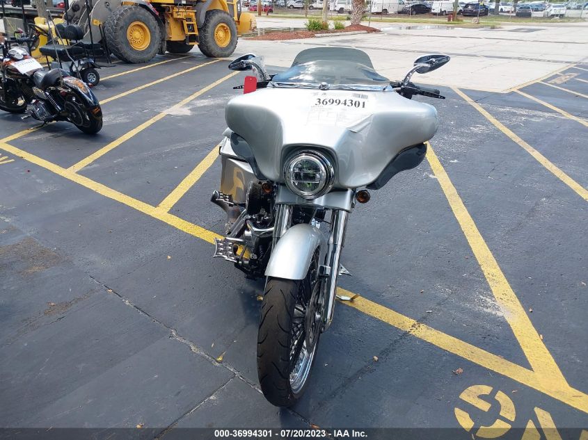 2010 HARLEY-DAVIDSON FLHX - 1HD1KB415AB670354
