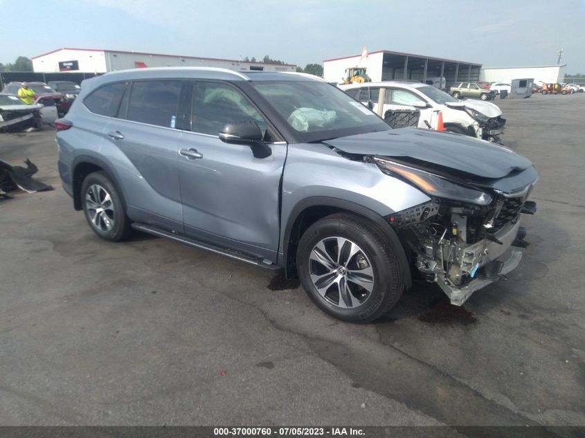 2022 TOYOTA HIGHLANDER XLE - 5TDGZRAH2NS097526