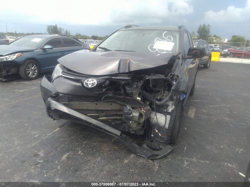 VIN 2T3ZFREV8JW478565 2018 TOYOTA RAV4 LE