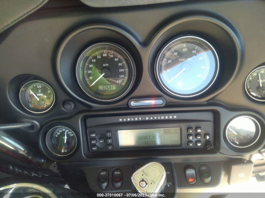 2010 HARLEY-DAVIDSON FLHTCU - 1HD1FC415AB647019