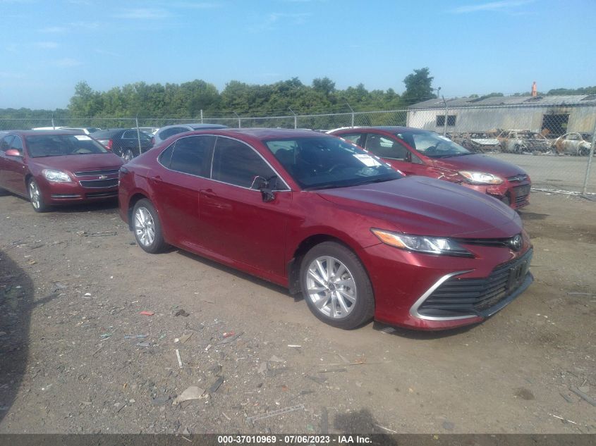 Lot #2524266969 2021 TOYOTA CAMRY LE AWD salvage car
