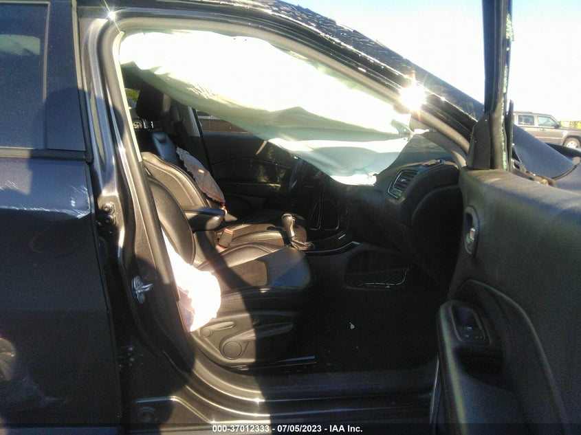 VIN 3C4NJCBB3KT726945 2019 JEEP COMPASS ALTITUDE