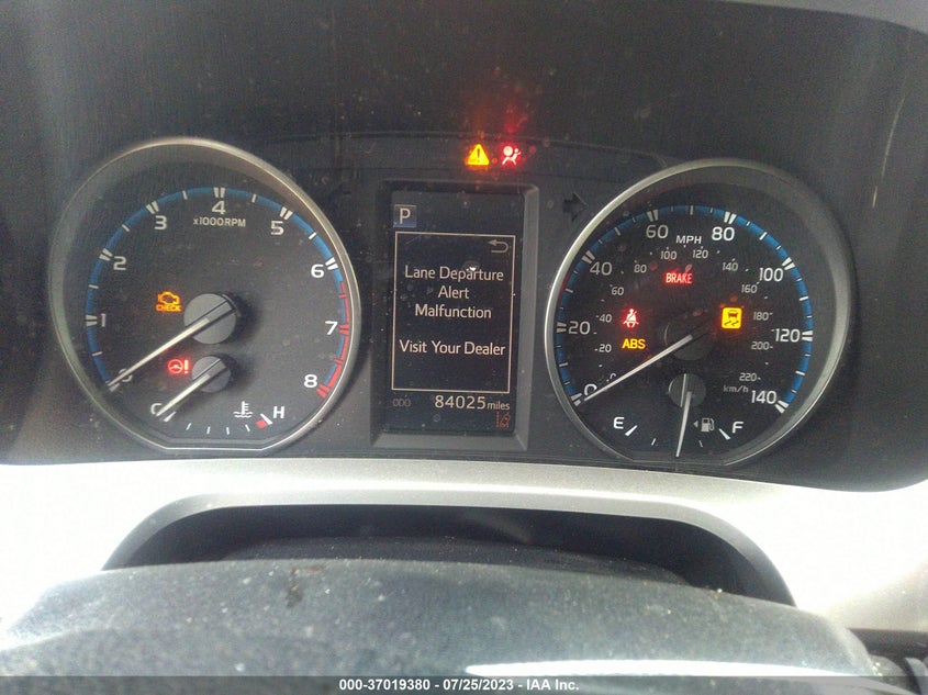 VIN JTMZFREVXJD112281 2018 TOYOTA RAV4 LE