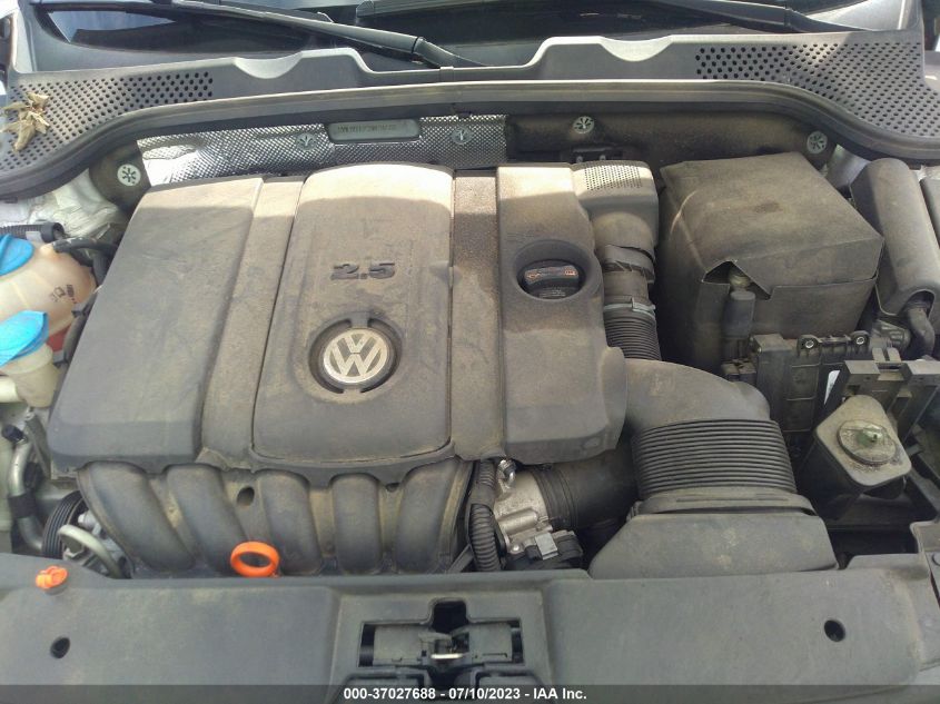 2013 VOLKSWAGEN BEETLE COUPE 2.5L - 3VWJX7AT5DM610588