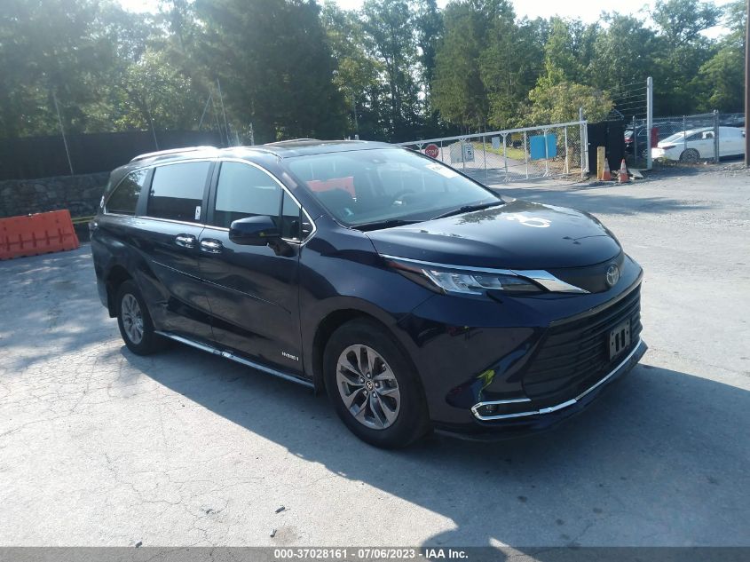 2021 TOYOTA SIENNA XLE - 5TDYRKEC8M5065981