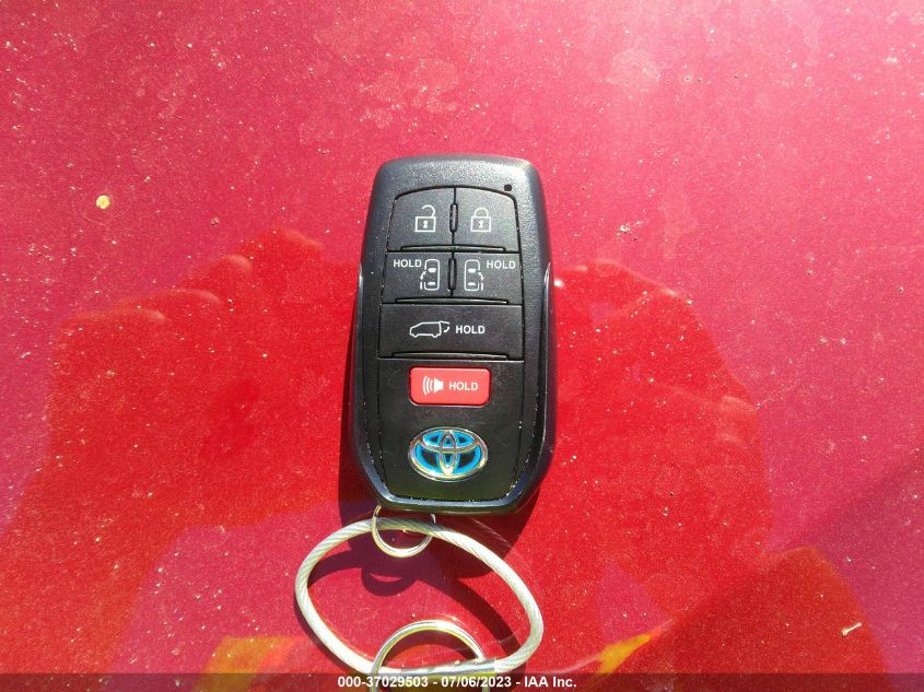 2023 TOYOTA SIENNA XLE - 5TDYRKEC6PS157952