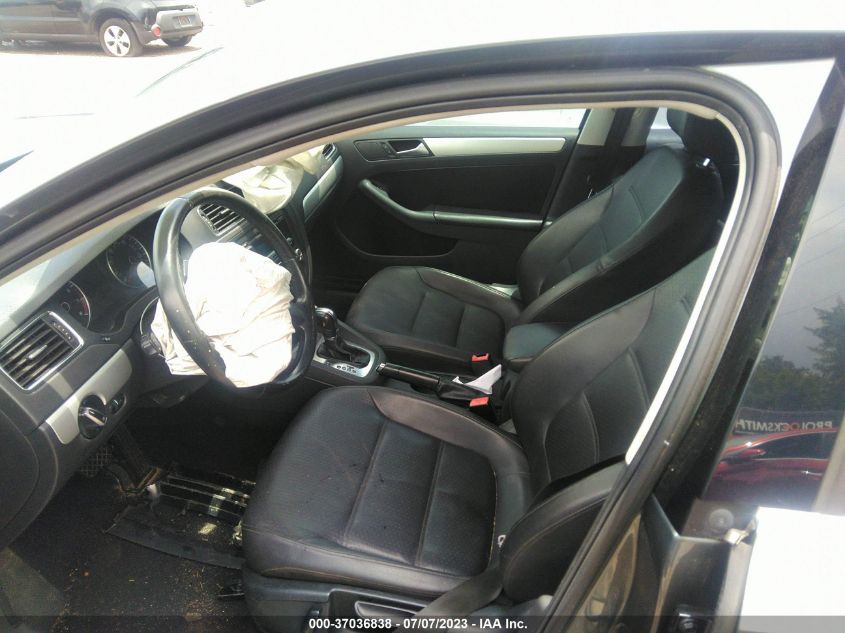 2013 VOLKSWAGEN JETTA SEDAN SE - 3VWDP7AJ8DM379908