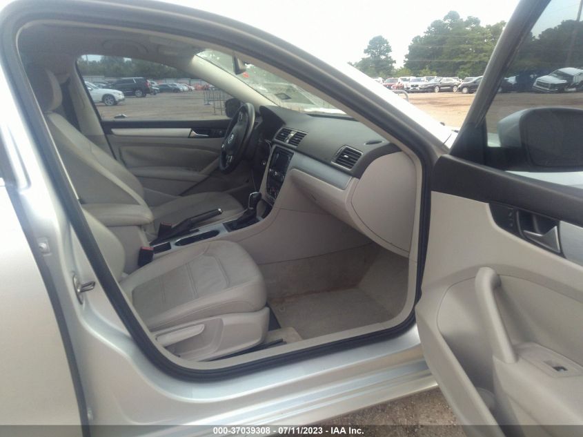 2013 VOLKSWAGEN PASSAT SE W/SUNROOF & NAV - 1VWBH7A32DC042657