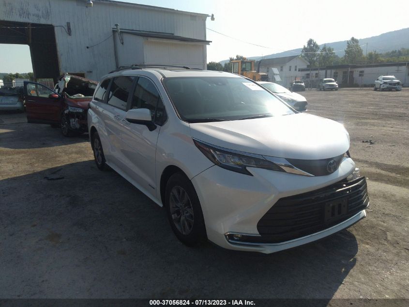 2021 TOYOTA SIENNA XLE - 5TDYRKEC6MS002068