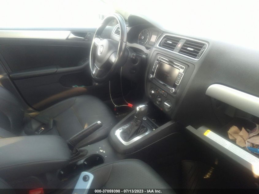 2014 VOLKSWAGEN JETTA SEDAN SE - 3VWD17AJ1EM384273