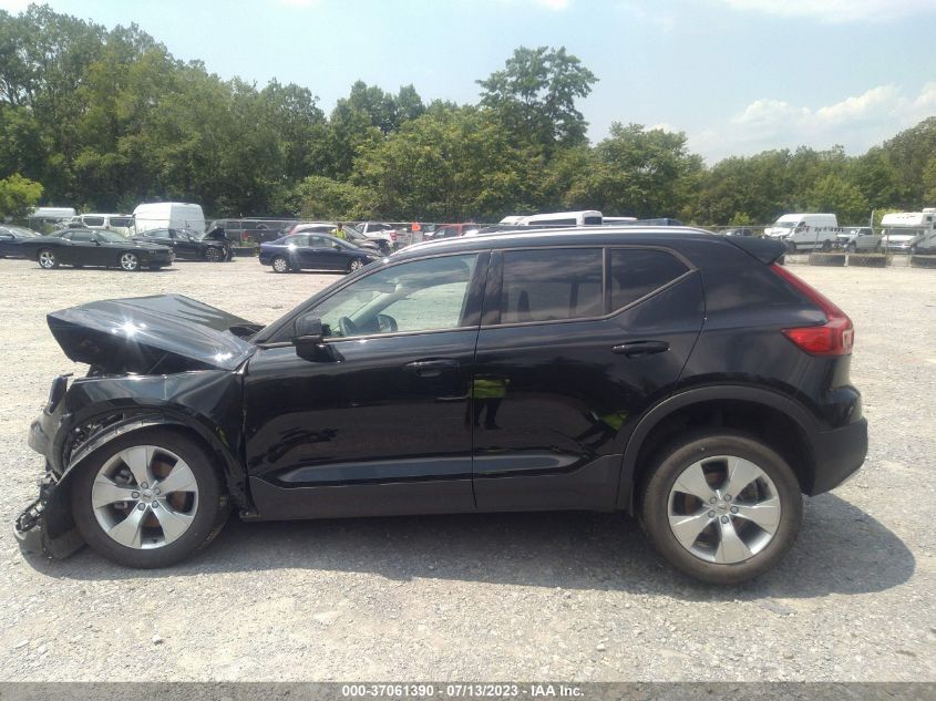 2022 VOLVO XC40 MOMENTUM YV4162UK4N2654163