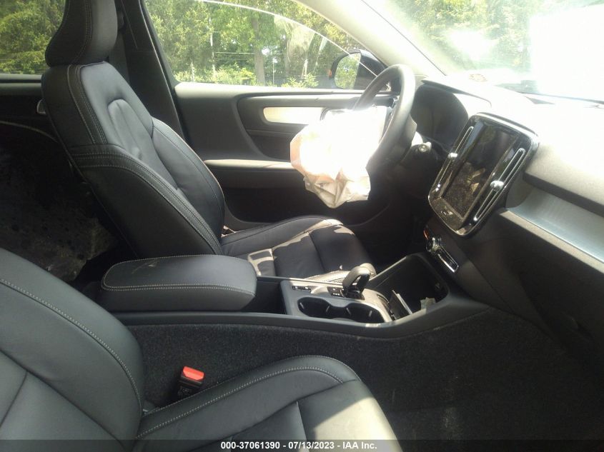 2022 VOLVO XC40 MOMENTUM YV4162UK4N2654163