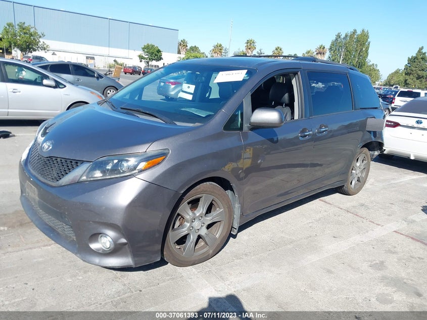 VIN 5TDXZ3DC2HS786015 2017 TOYOTA SIENNA SE