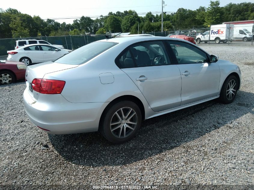 2014 VOLKSWAGEN JETTA SEDAN SE - 3VWD17AJ7EM243417