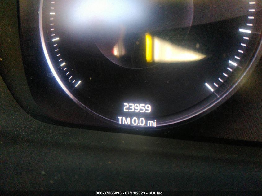 2021 VOLVO XC40 R-DESIGN YV4162UM6M2548152