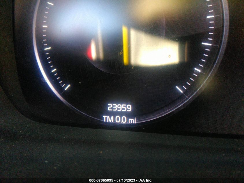 2021 VOLVO XC40 R-DESIGN YV4162UM6M2548152