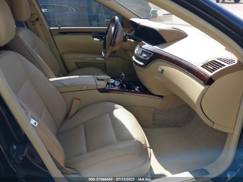2013 MERCEDES-BENZ S-CLASS S 550 - WDDNG7DBXDA493844