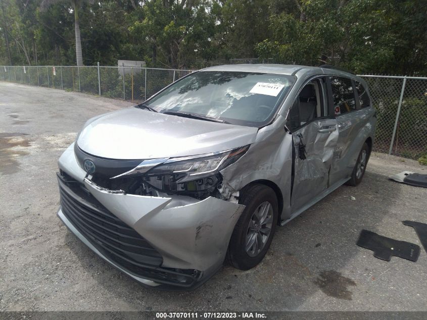2022 TOYOTA SIENNA LE - 5TDKRKEC3NS080847