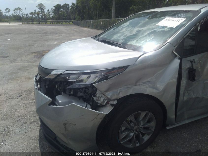 2022 TOYOTA SIENNA LE - 5TDKRKEC3NS080847