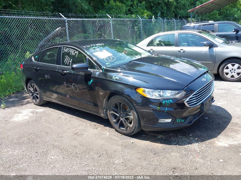 3FA6P0HD3KR281250 Ford Fusion SE