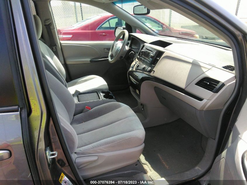 5TDKK3DCXBS050882 2011 TOYOTA SIENNA, photo no. 5