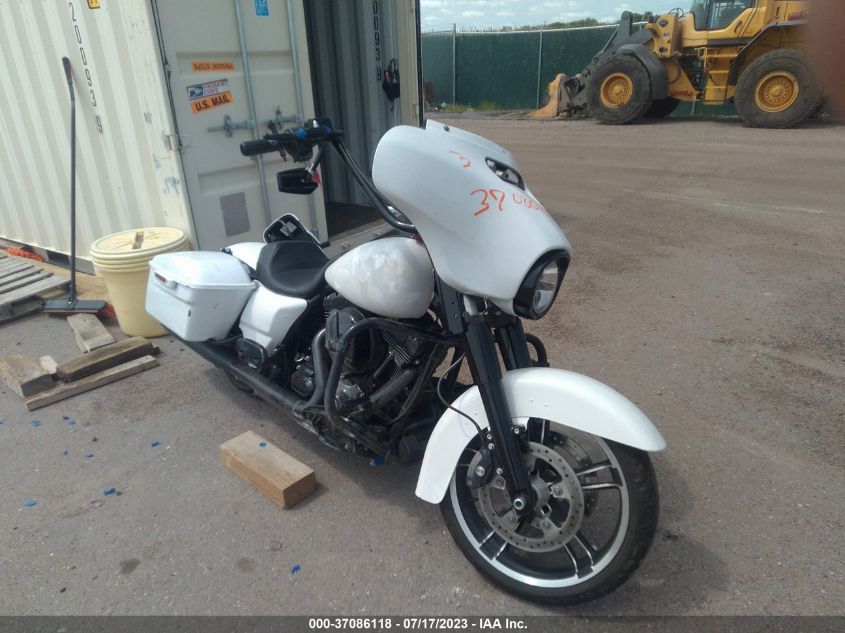 2016 HARLEY-DAVIDSON FLHX STREET GLIDE - 1HD1KBM18GB627636