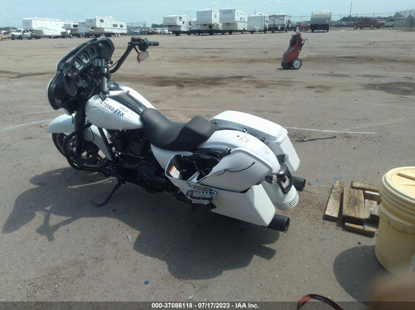2016 HARLEY-DAVIDSON FLHX STREET GLIDE - 1HD1KBM18GB627636