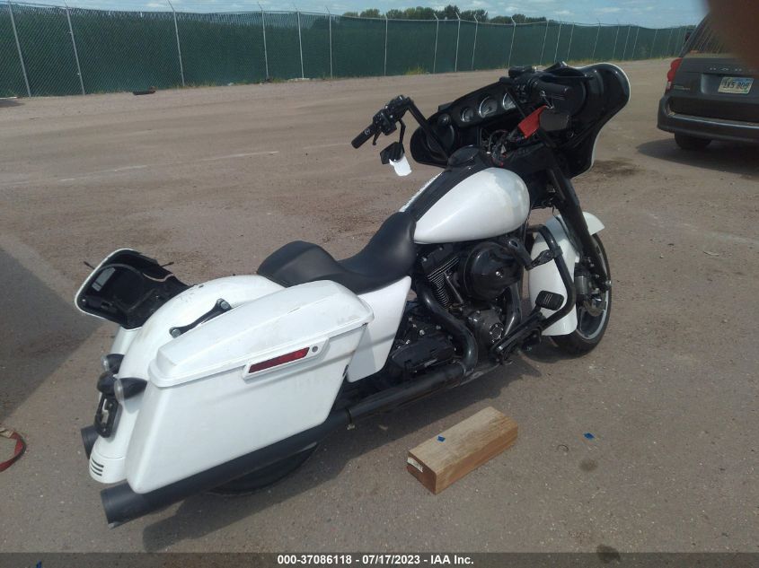 2016 HARLEY-DAVIDSON FLHX STREET GLIDE - 1HD1KBM18GB627636