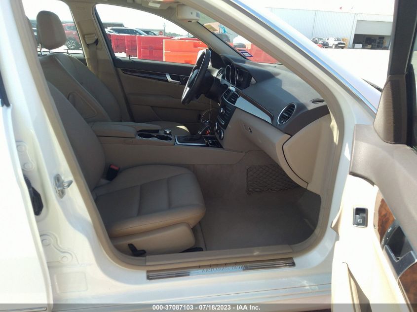 2013 MERCEDES-BENZ C 250 SPORT/LUXURY WDDGF4HB4DG135897